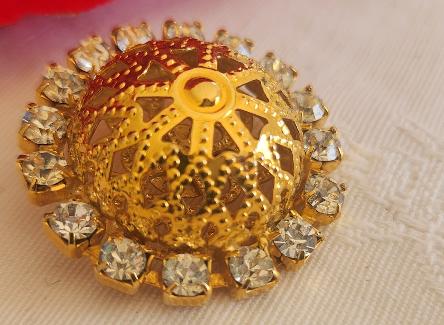 Gros bouton en métal doré dôme et strass en verre léger 3 cm ref 6250