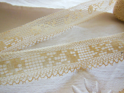Dentelle ancienne large grand métrage 8 mètres sur 3,1 cm T3-45