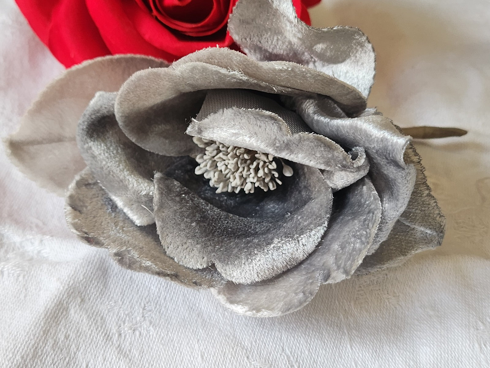Grosse fleur ancienne gris  montée sur broche velours 10 cm sur 7 cm T0-04