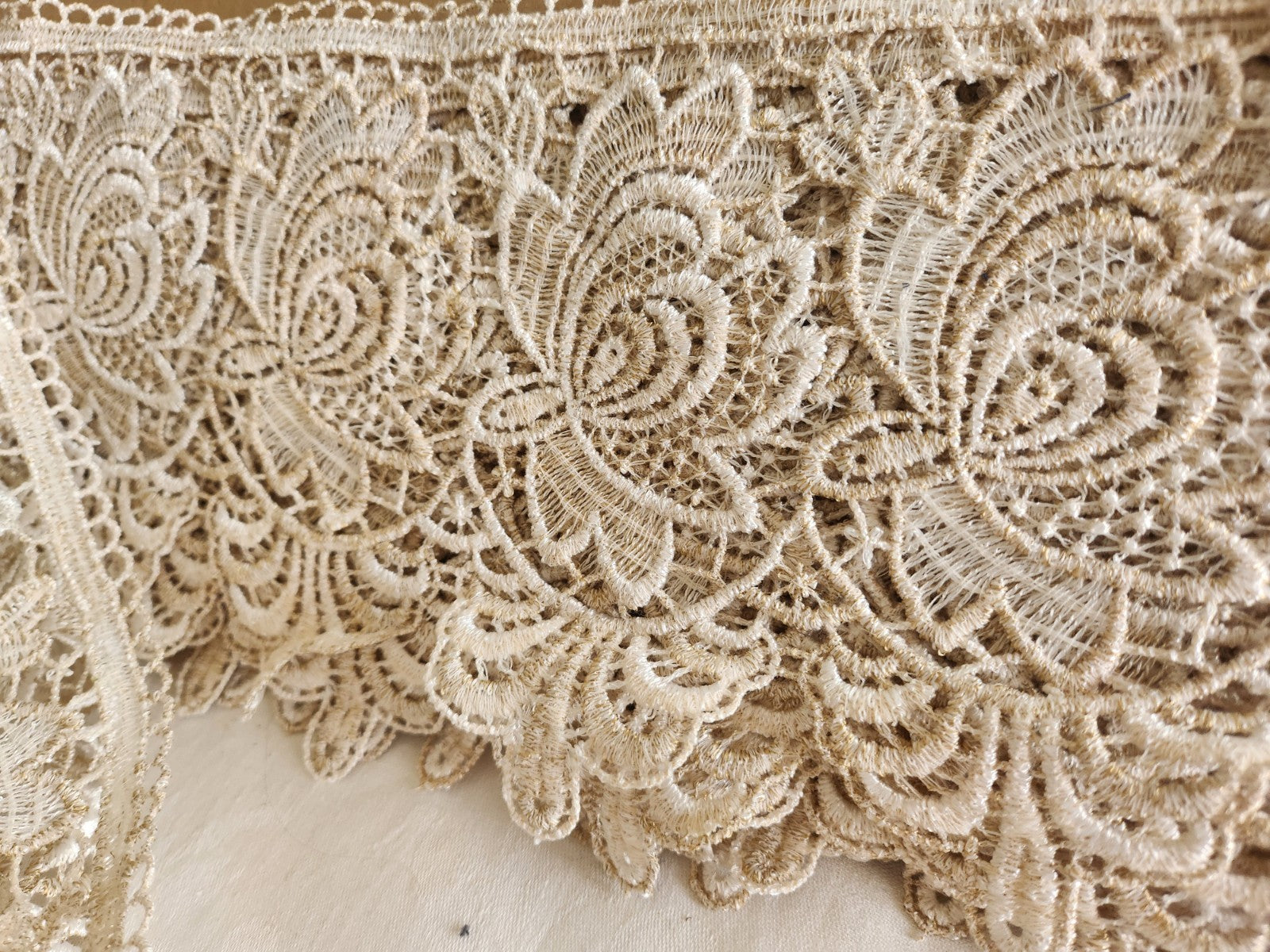 Très large  dentelle vintage  style macramé 3 mètres  18,5 cm A5
