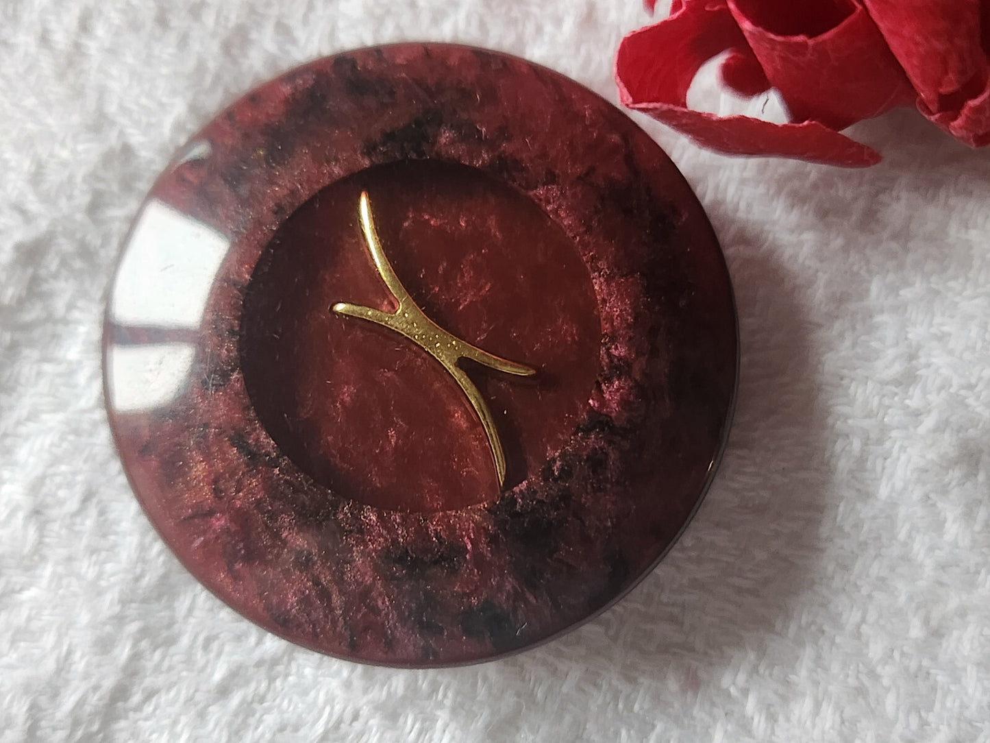 Gros bouton vintage inclusion doré pied prune 3,3 cm G15J
