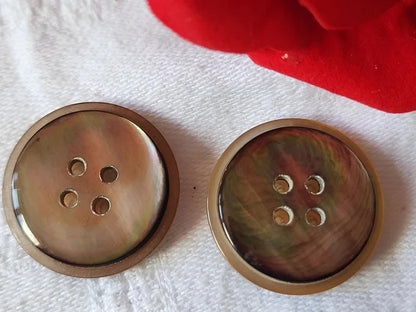 Duo boutons anciens coeur en nacre épais à trous collection 2,2 cm D12K