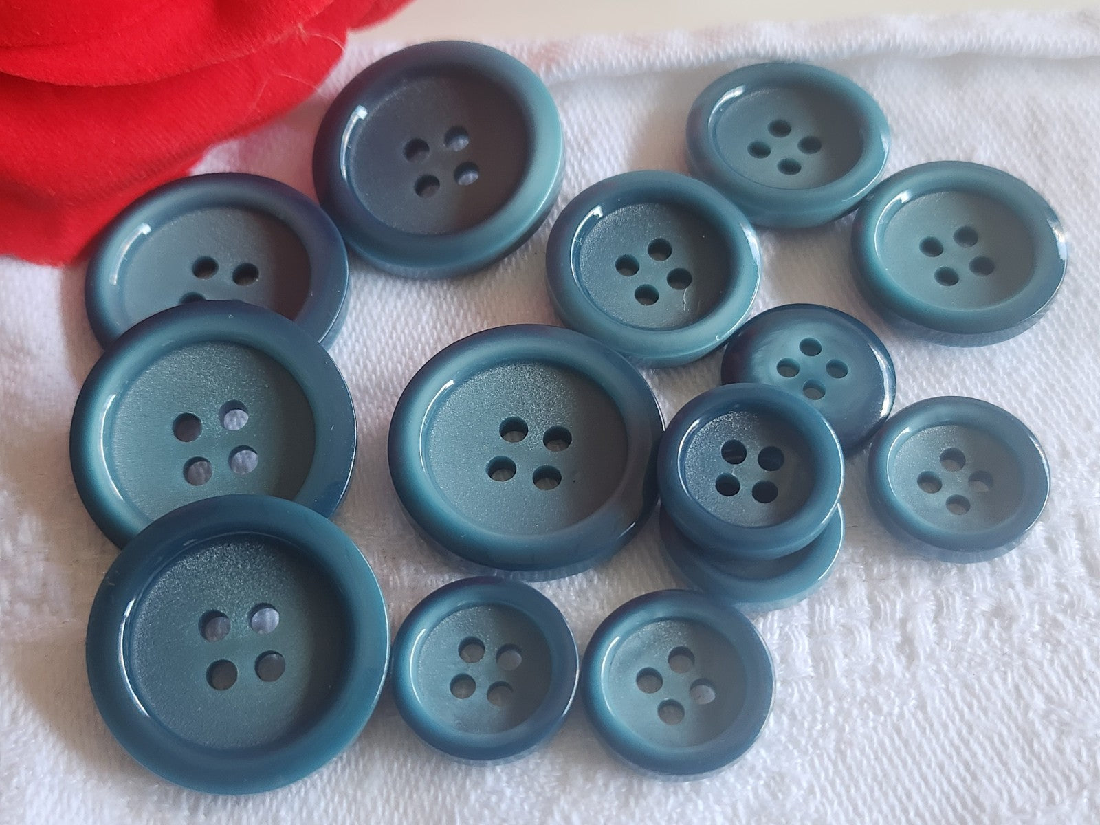 Lot 14 boutons vintage bleu meme modele 1,3 à  2,2 cm ref 2714