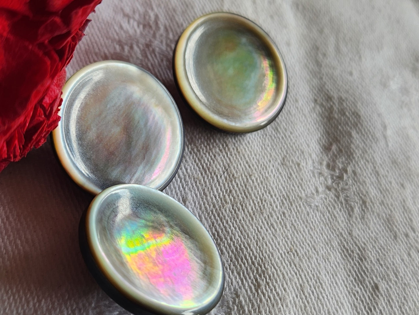 Trio boutons anciens en nacre vintage à  pied  2,2 cm D14I