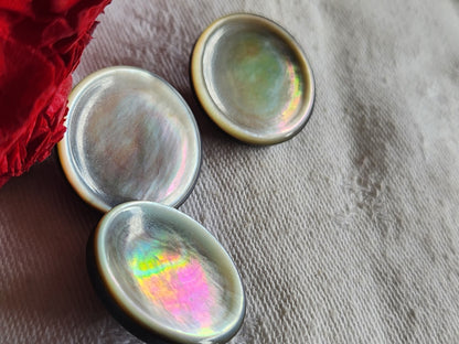 Trio boutons anciens en nacre vintage à  pied  2,2 cm D14I