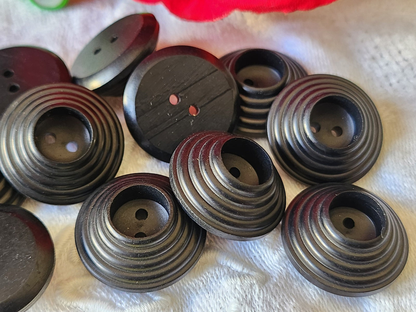 Lot 6 boutons vintage noir mat trous 2,2 cm ref 882