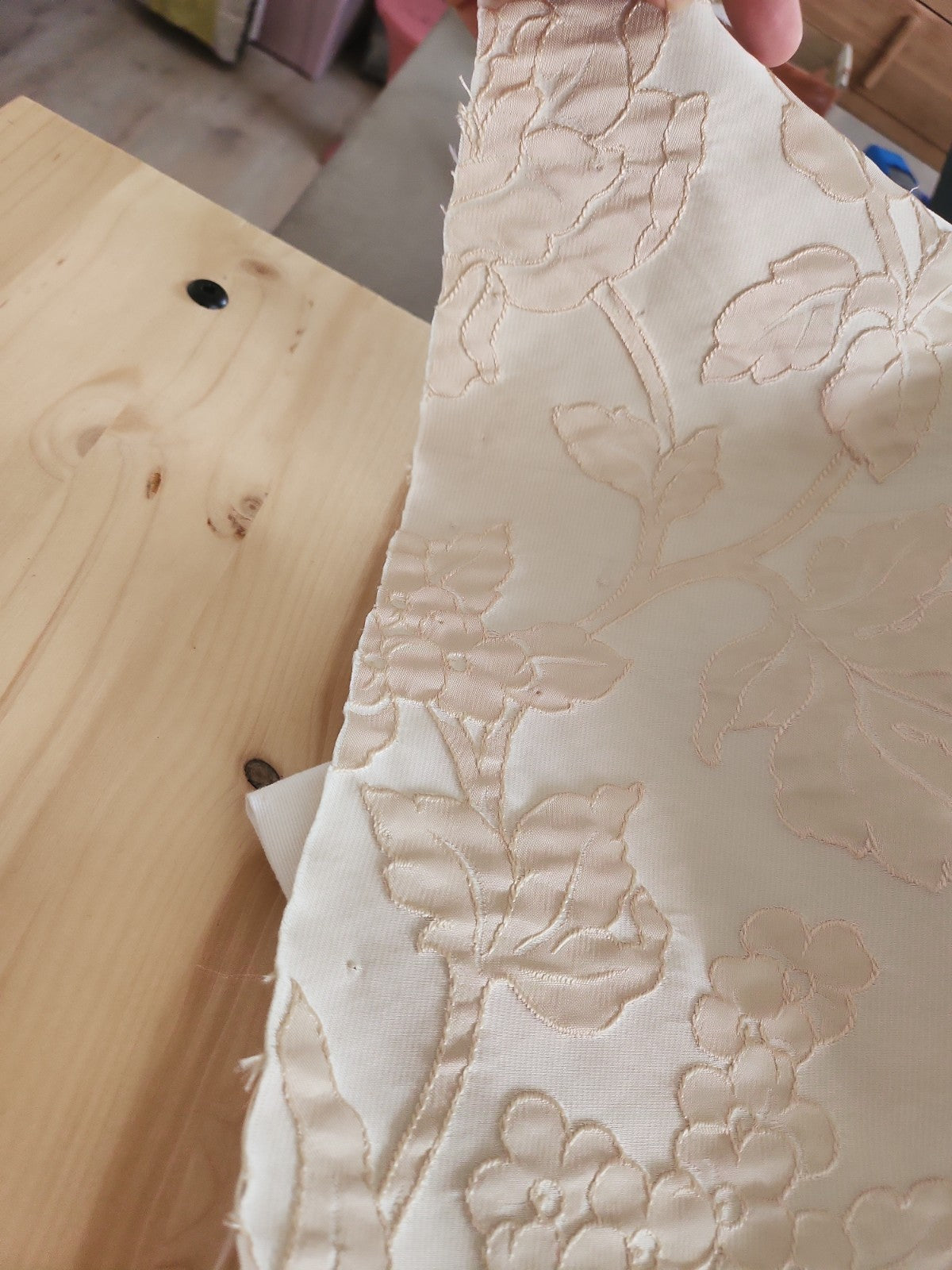 Ancien coupon de tissu damassé beige écru relief 205 cm sur 61 cm B5