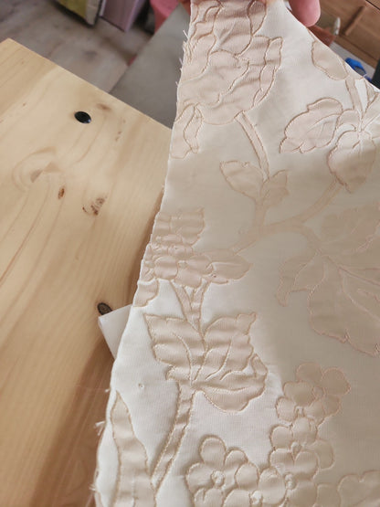 Ancien coupon de tissu damassé beige écru relief 205 cm sur 61 cm B5