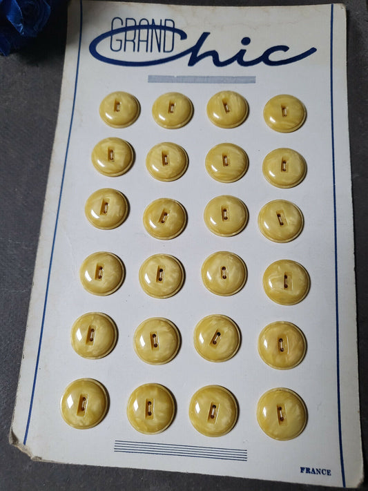 Plaque 24 boutons anciens jaune marbré diamètre 1,7  cm T18