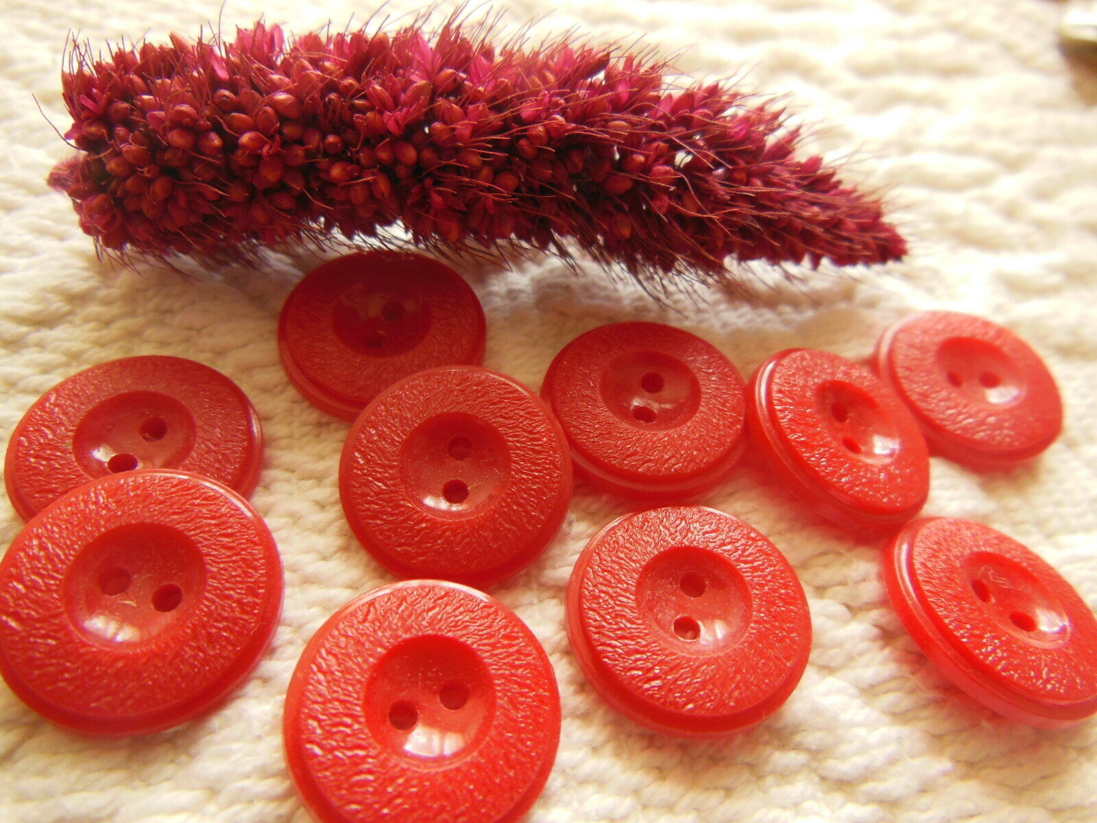 Lot 10 petits boutons vintage rouge texturé diamètre: 1,4 cm  ref 211