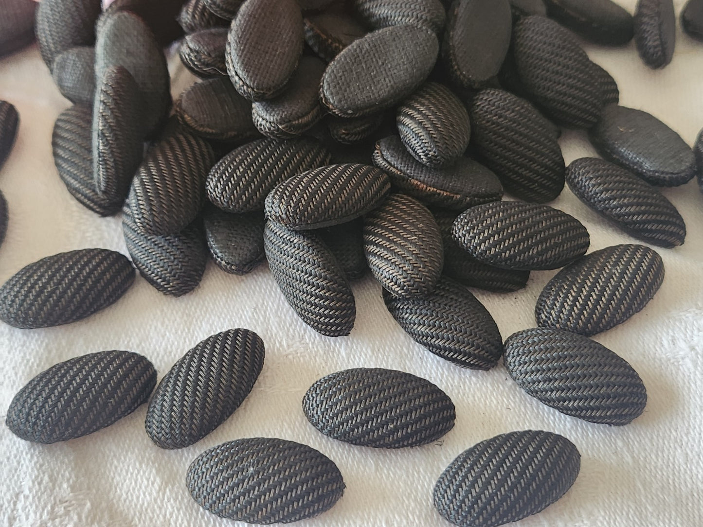 Lot 68 anciens cabochons en tissu 1,1 cm / 2,1 cm noir vers 1900 T7