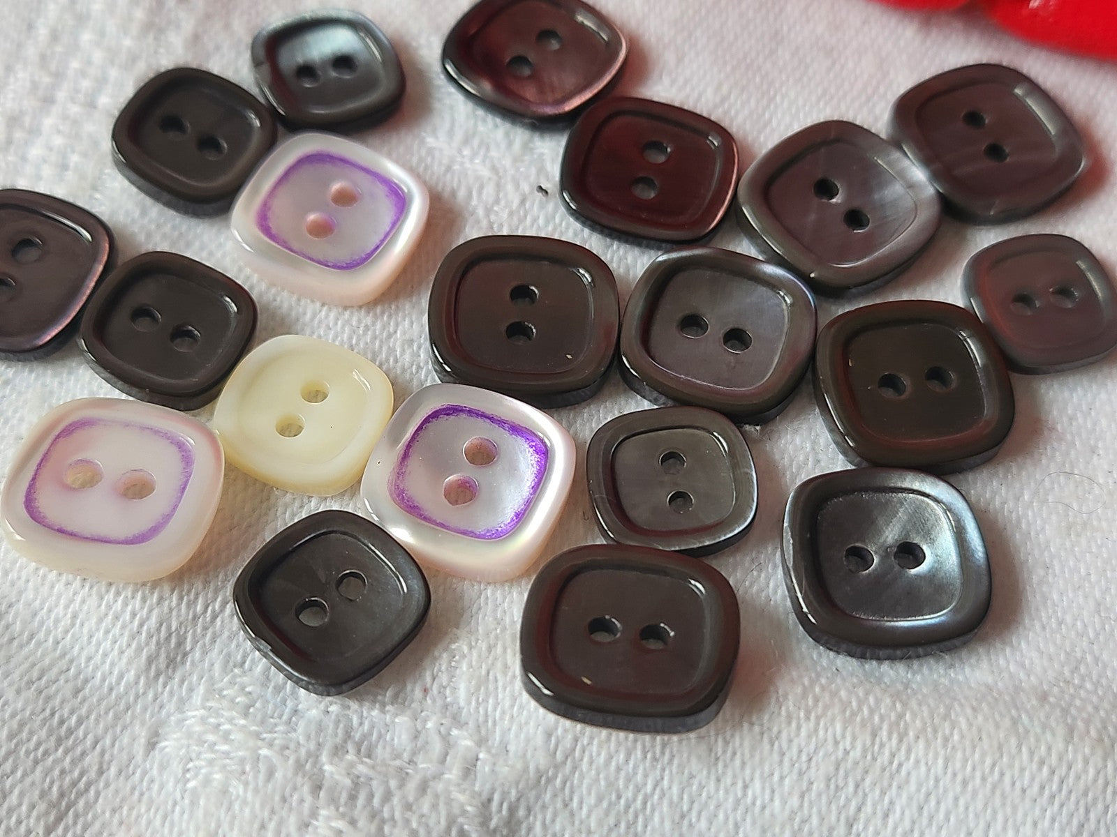 Lot 20 boutons anciens en nacre carré panaché trous 1 cm sur 1,3 cm ref 1753