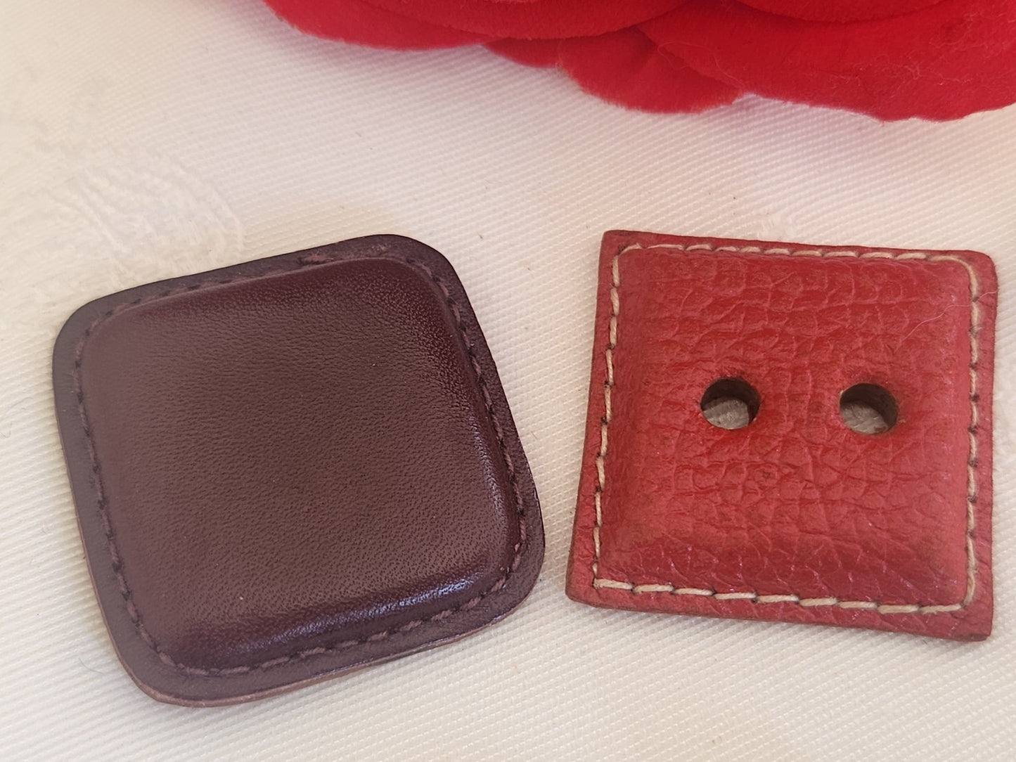 Duo gros boutons anciens en cuir carré 3 et 3,1 cm G3P
