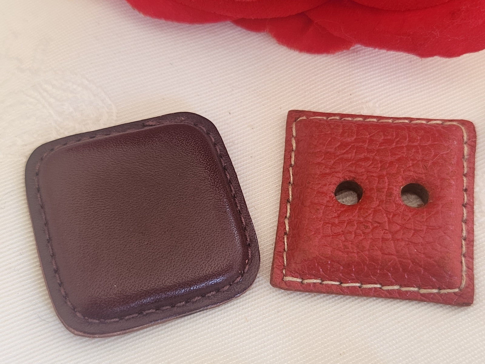 Duo gros boutons anciens en cuir carré 3 et 3,1 cm G3P