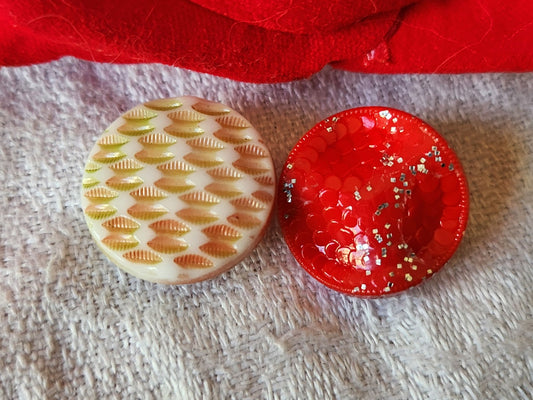 Duo boutons anciens en verre vintage rouge blanc vert 1,7 et 1,8 cm G18A