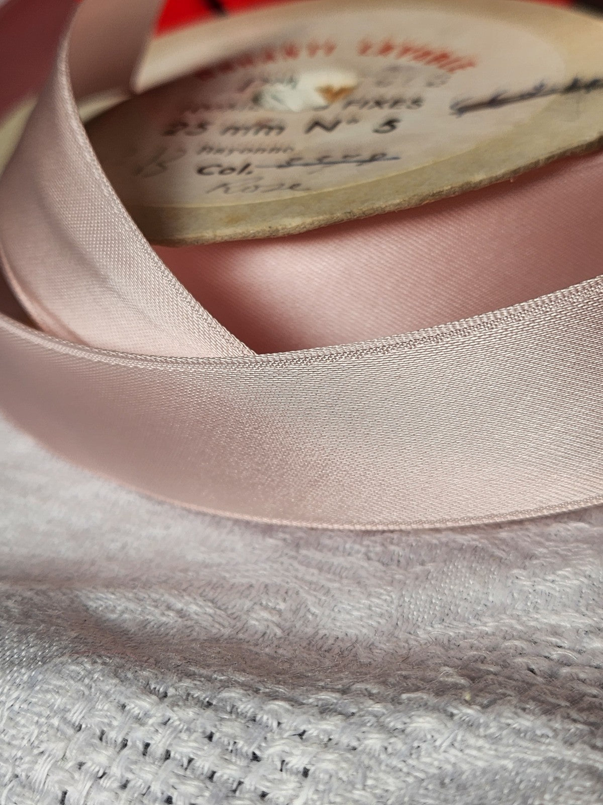 Ruban ancien rose lumineux effet satiné viscose 3 mètres sur 2,5 cm B5 n°19