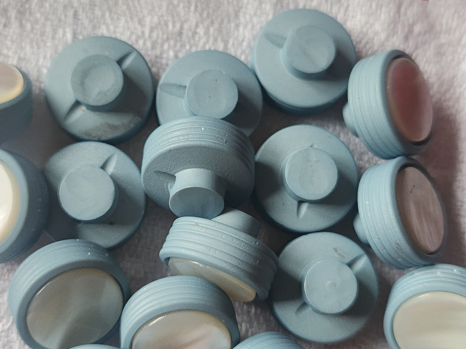Lot 6 boutons anciens en nacre bleu pied petits 1,4 ref 2589