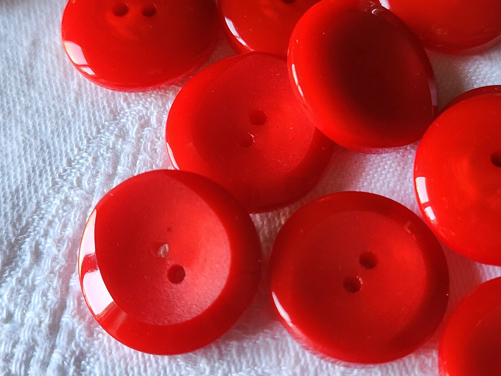 Lot 10 boutons vintage rouge  à trous 2,2 cm ref  2822