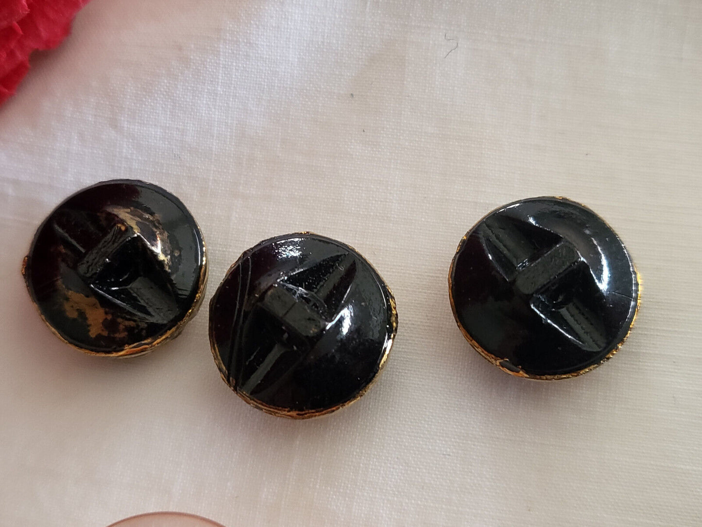 Trio boutons anciens en verre  noir doré travaillé pied 1,3 cm D16A