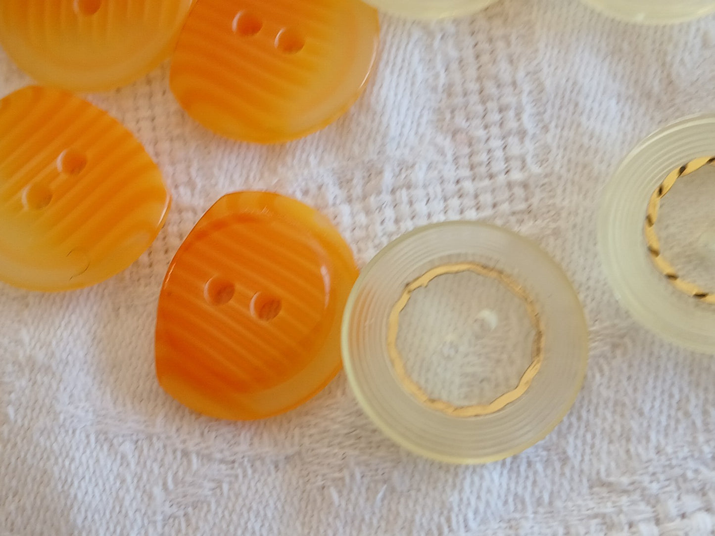 Lot 10 boutons vintage jaune et orange 2 et 2,2 cm ref 6479