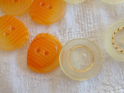 Lot 10 boutons vintage jaune et orange 2 et 2,2 cm ref 6479