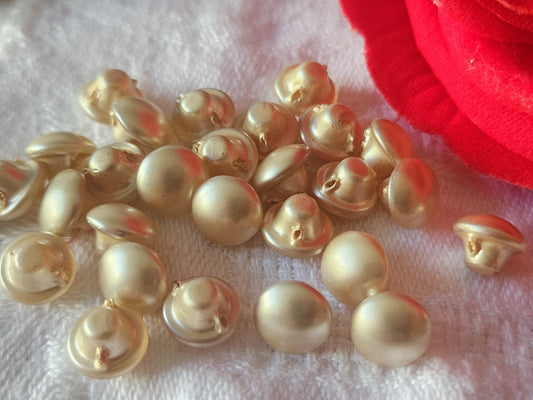Lot 27 minuscules boutons anciens en verre beige champignon 0,7 cm ref 6147