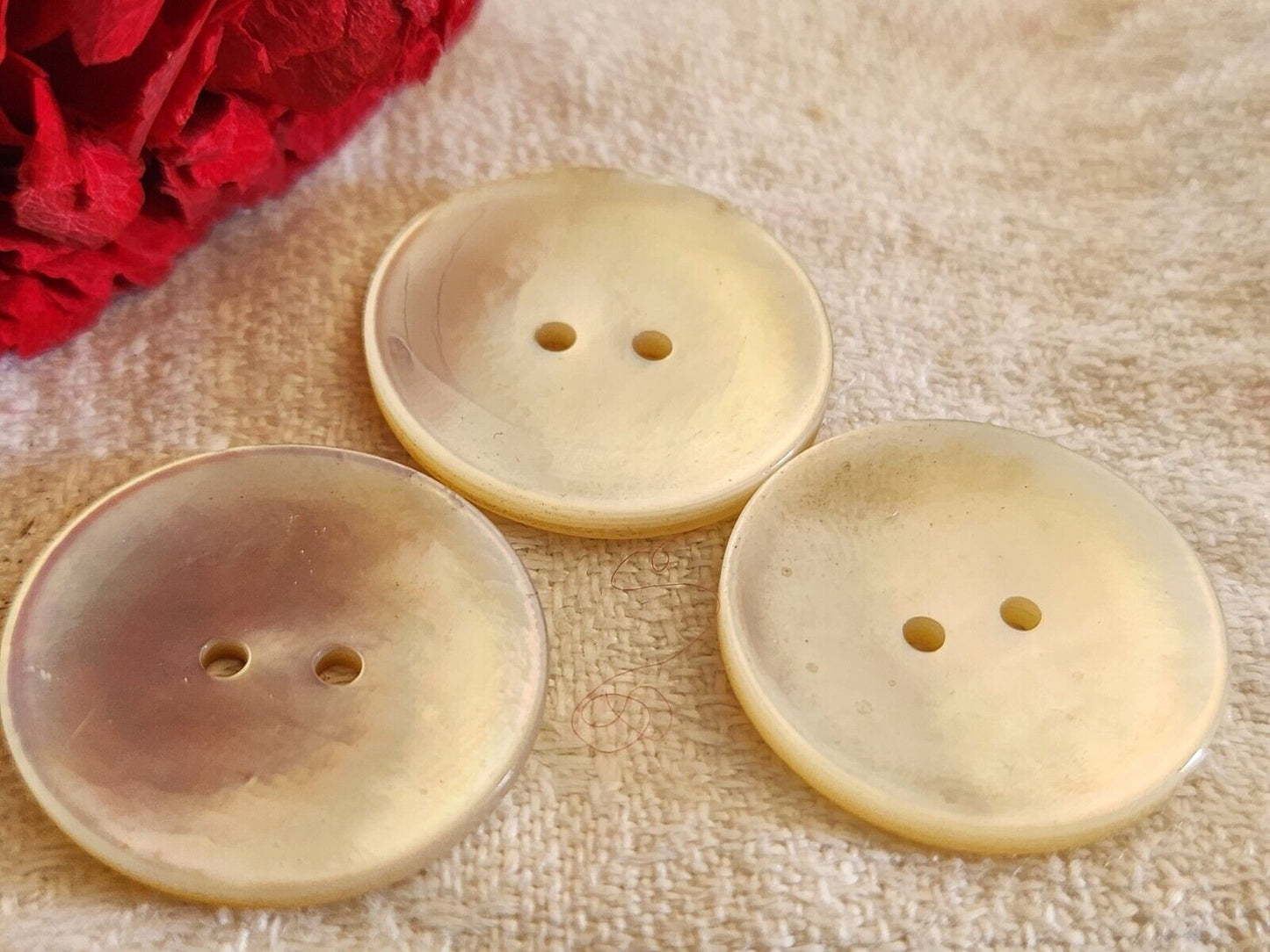 Trio boutons anciens cœur en nacre blanc laiteux trous 2,2 cm D16A