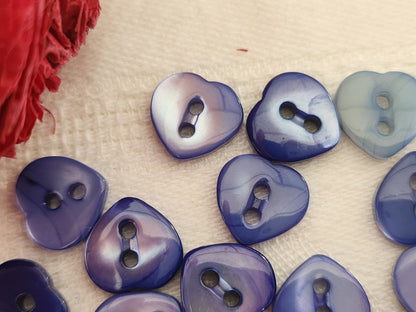 lot 16 boutons anciens en nacre bleu forme de coeur panaché 1,1 cm ref 5939