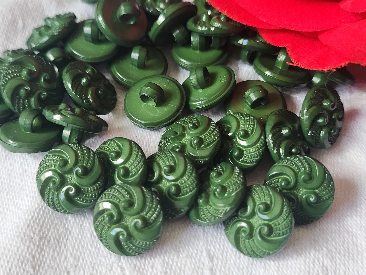 Lot 33 boutons vert travaillé ond d'atelier petits 1,2 cm ref 2474