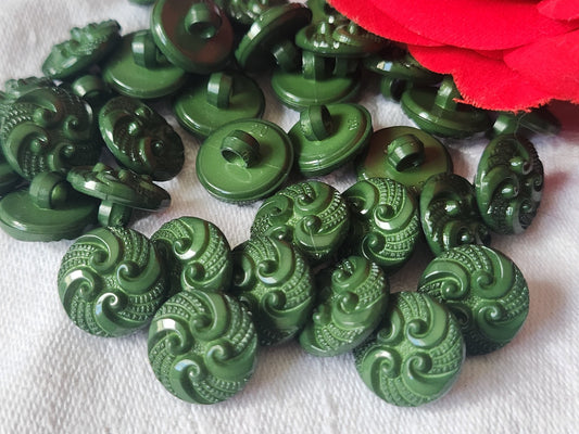 Lot 33 boutons vert travaillé ond d'atelier petits 1,2 cm ref 2474