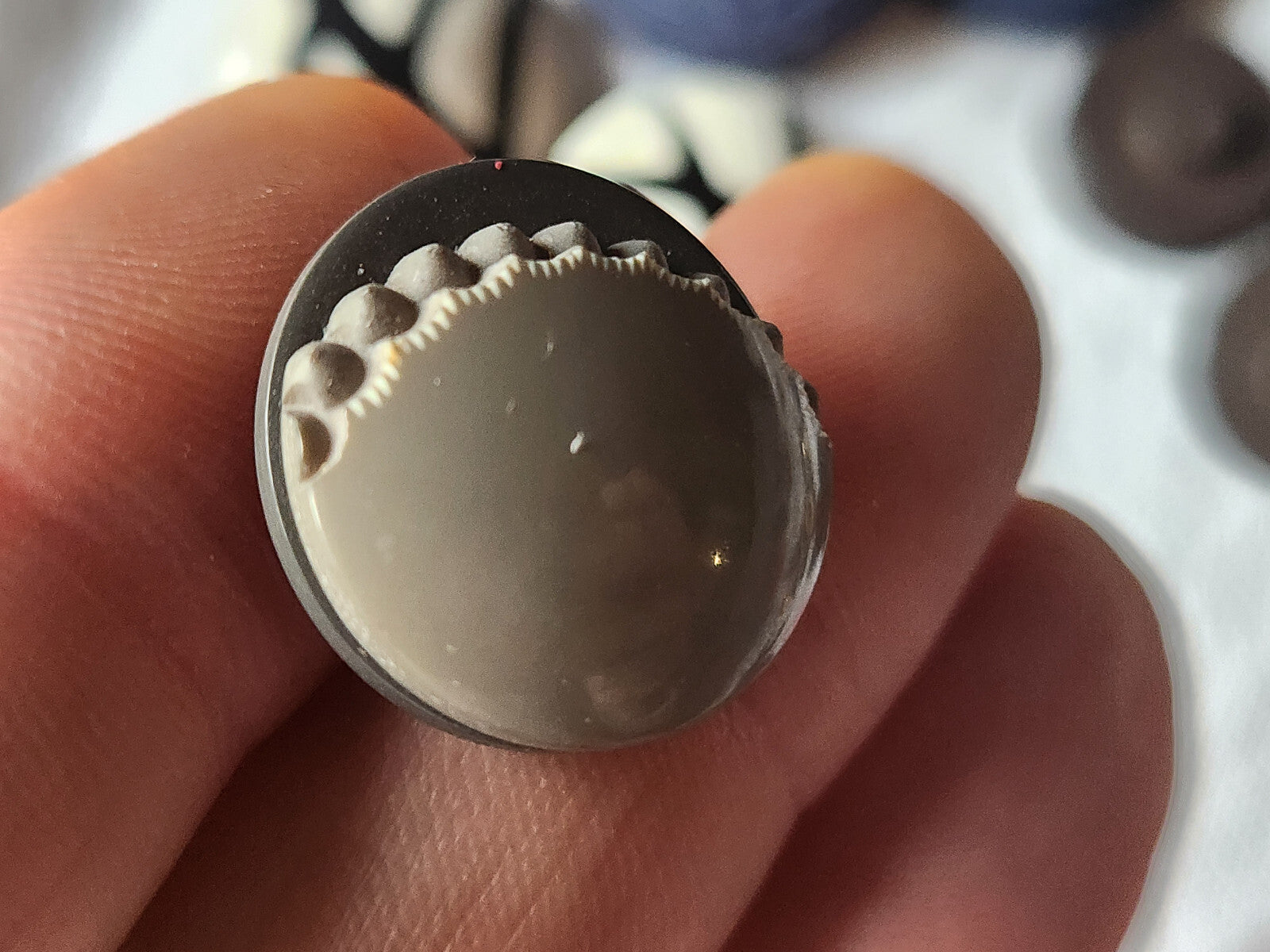 Ancien bouton bicolore gris travaillé pied laiton diamètre 1,9 cm ref 4587
