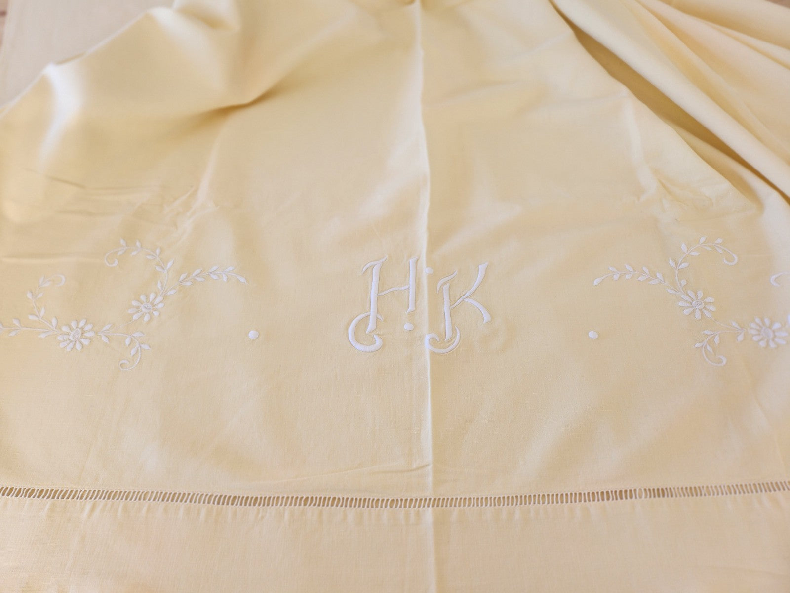 Lot deux draps anciens jaune monogrammes HK idéal rideau B6