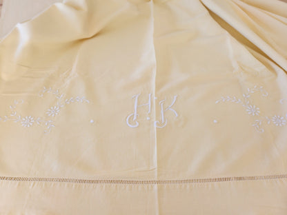 Lot deux draps anciens jaune monogrammes HK idéal rideau B6