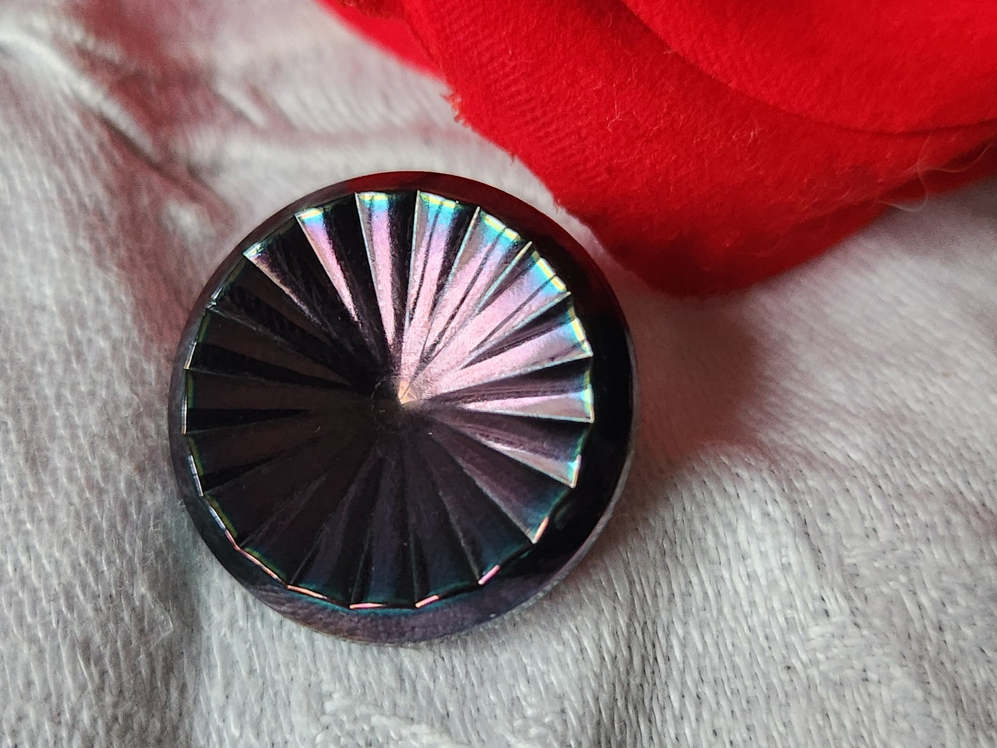 Gros bouton ancien  en verre effet facette violet mordoré 2,2 cm pied D17A