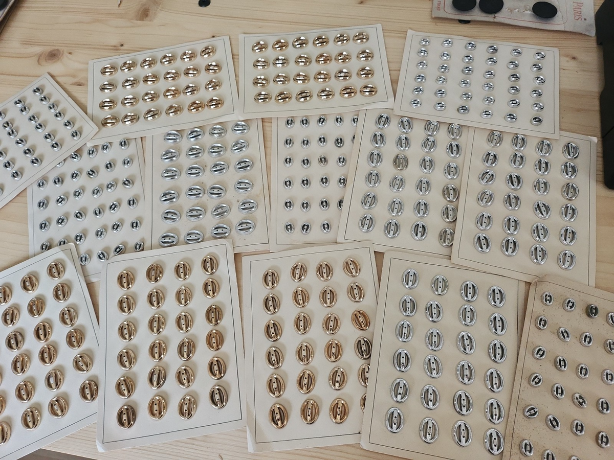 Lot 14 plaques de boutons vintage acrylique doré argenté complétes n°2