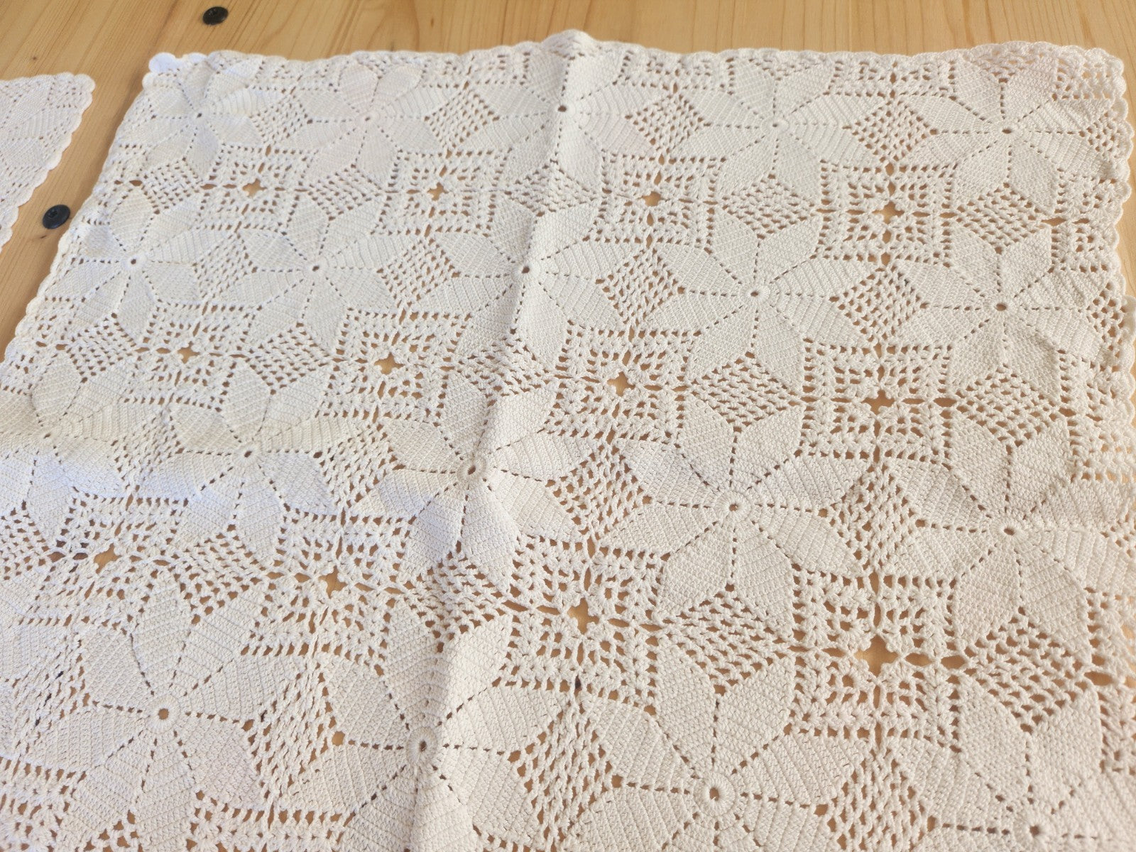 Lot 2 grands napperons anciens crochet blanc 47 sur 47 et 43 sur 44 cm B7