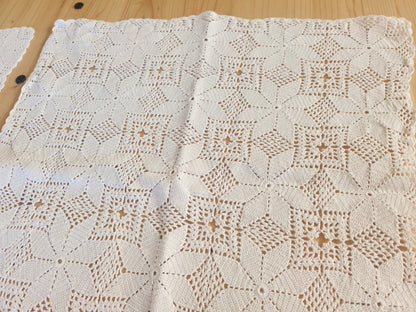 Lot 2 grands napperons anciens crochet blanc 47 sur 47 et 43 sur 44 cm B7