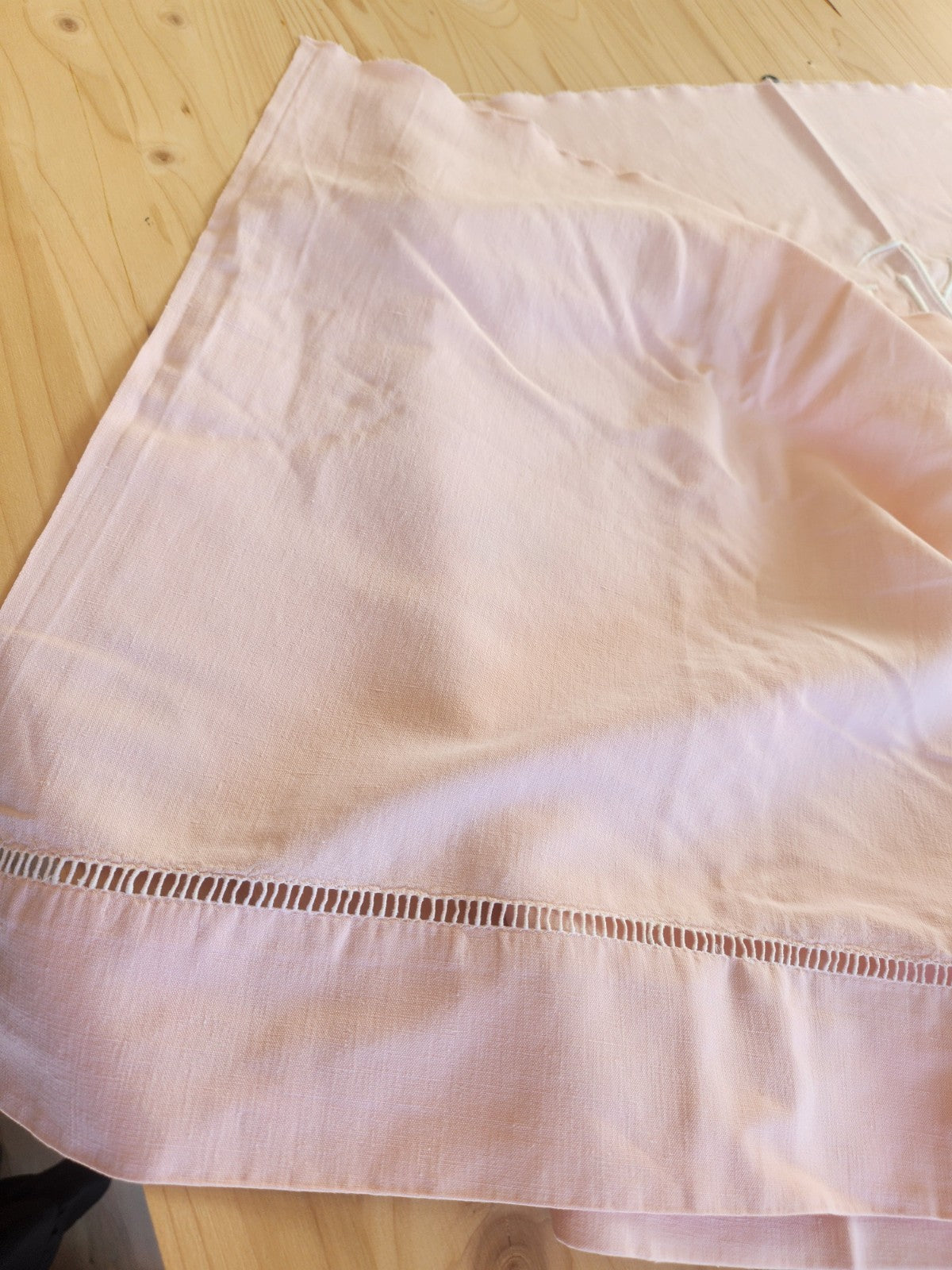 Monogramme ancien HK retour de drap rose brodée jour B7