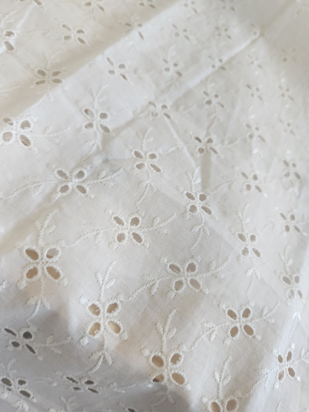 Ancien coupon de tissu vintage blanc ajouré au mini: 58 sur 131 cm B5