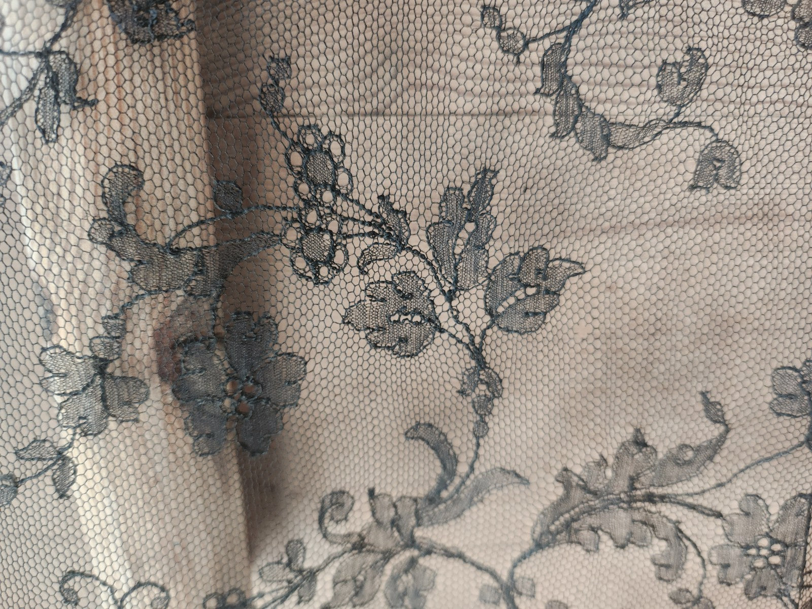 Long coupon de dentelle noire ancienne partie de mantille? B3
