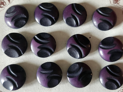 Lot  24 boutons anciens en corozo violet travaillé  plaque pied  1,4 cm n°34