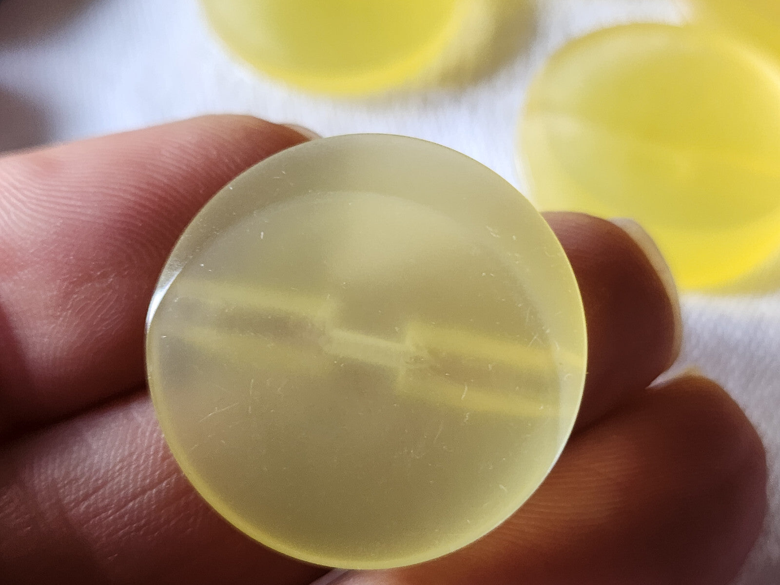 Lot 6 gros boutons vintage jaune original 2,6 cm pied plat ref 2072
