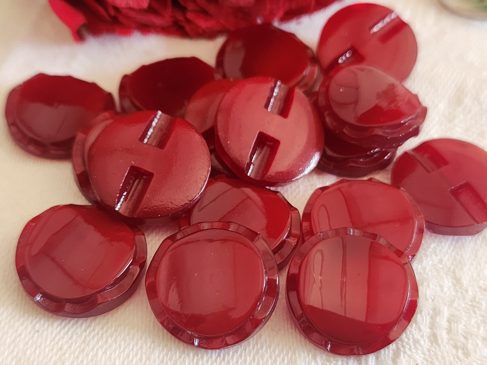 Lot 14 boutons vintage rouge limuneux pied 1,7 cm ref 0083