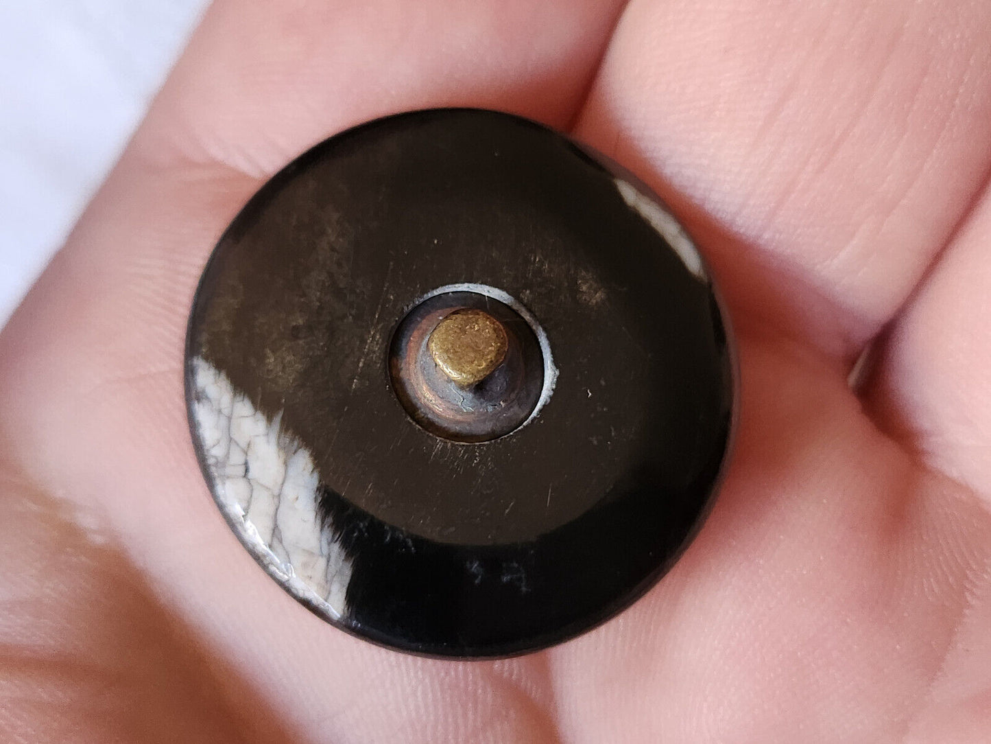 Gros bouton ancien en nacre noir/gris à pied métal 2,6 cm D13K