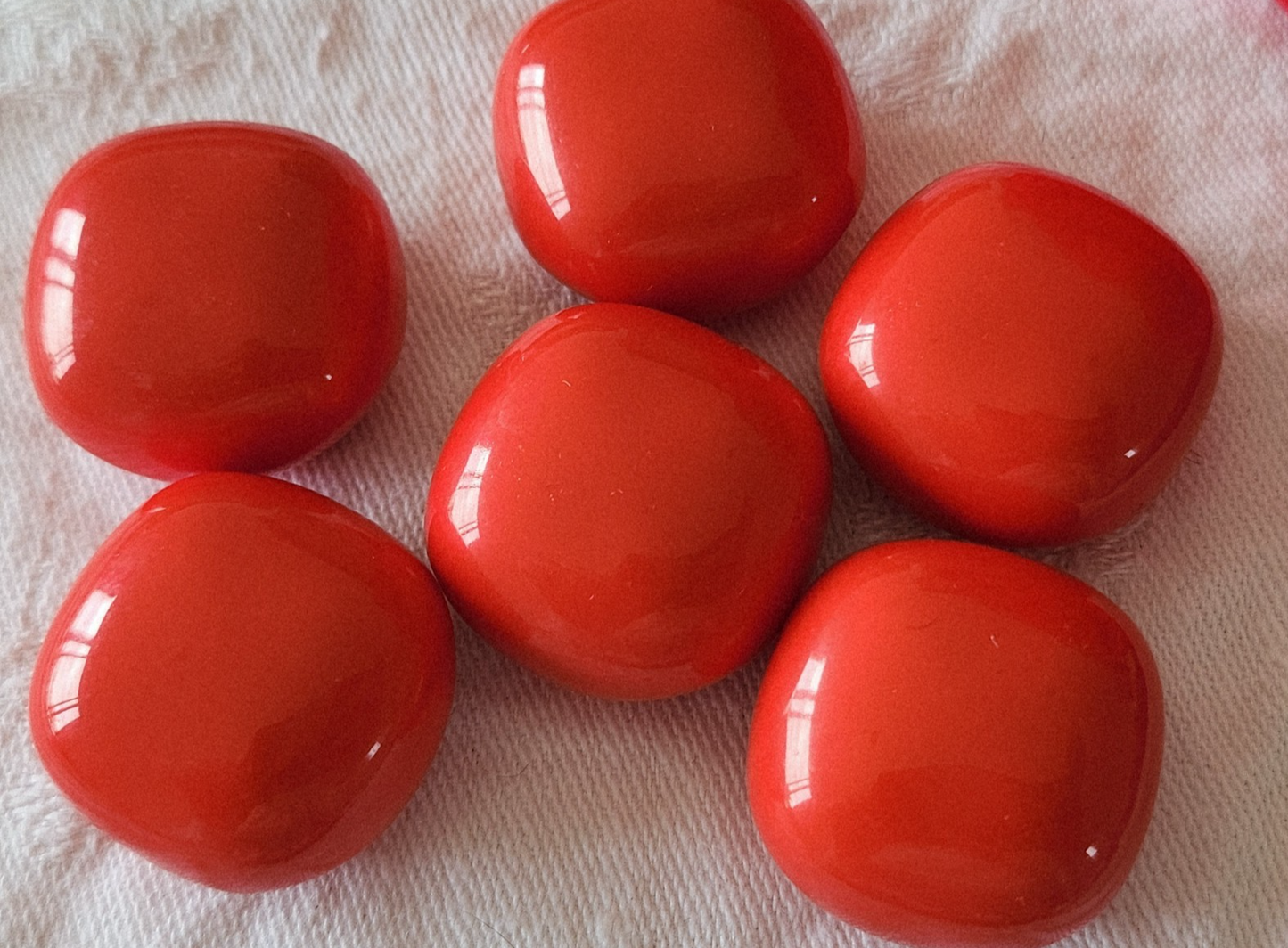 Lot 6 volumineux boutons rouge à pied 2,4 cm lourd superbe ref 5983 **