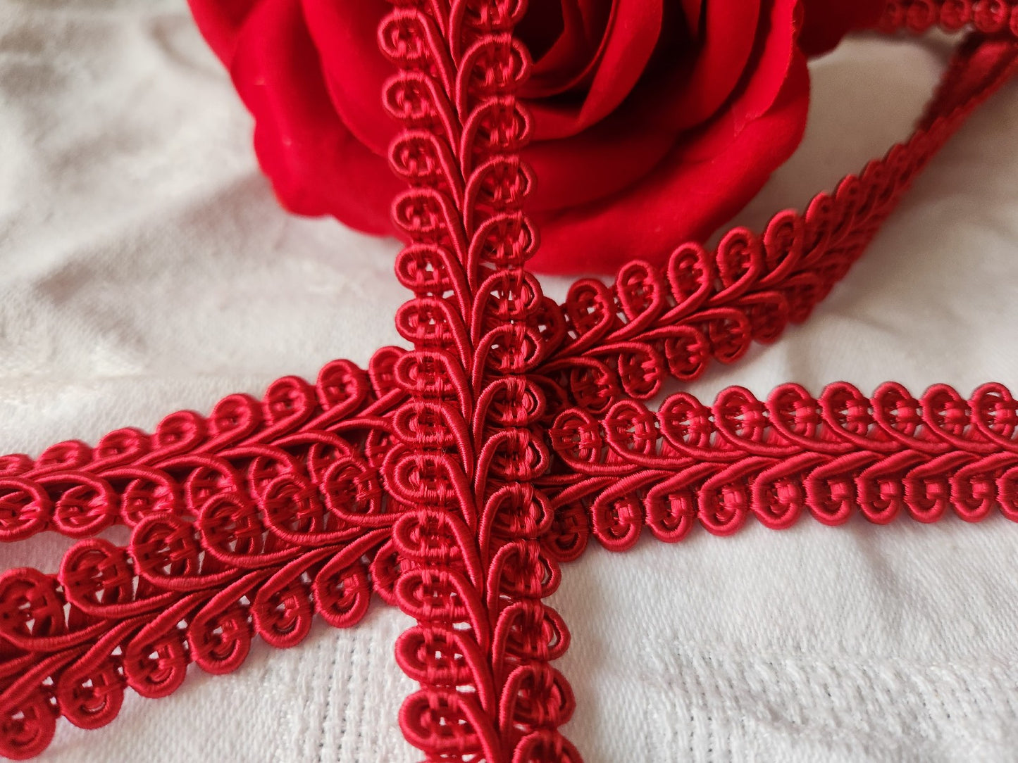 Galon vintage rouge satiné lumineux large 2 métres 30 sur 1,8 cm A2