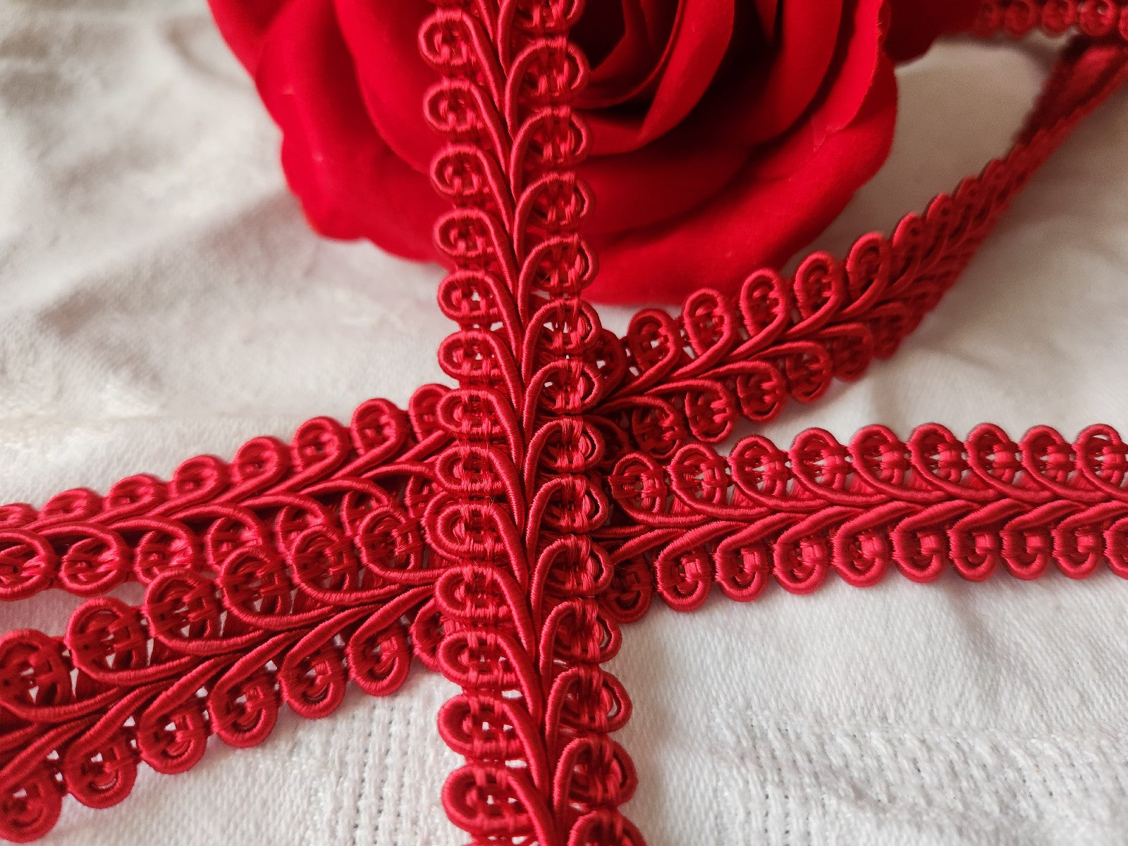 Galon vintage rouge satiné lumineux large 2 métres 30 sur 1,8 cm A2