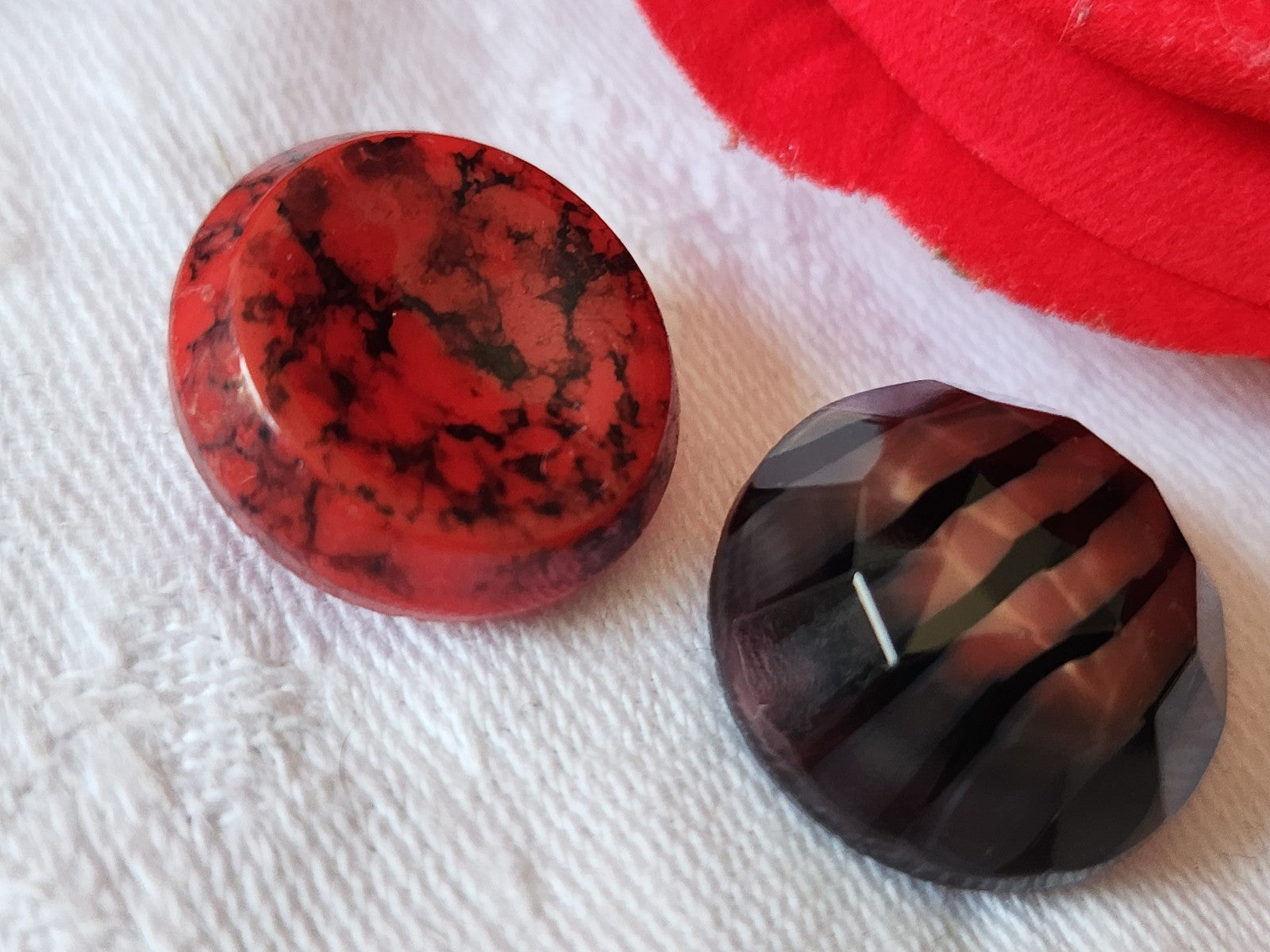 Duo boutons anciens en verre vintage rouge 1,8 et  1,7 cm G17L