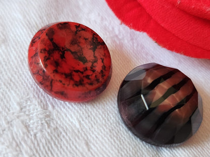 Duo boutons anciens en verre vintage rouge 1,8 et  1,7 cm G17L