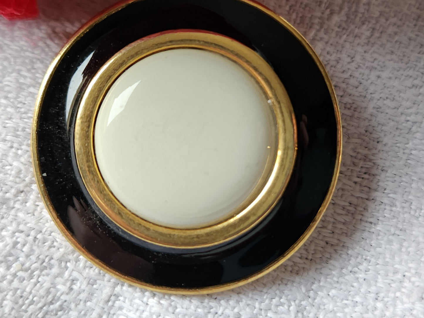 Lourd bouton vintage en métal emaillé noir créme gros 3,1 cm  ref 5564